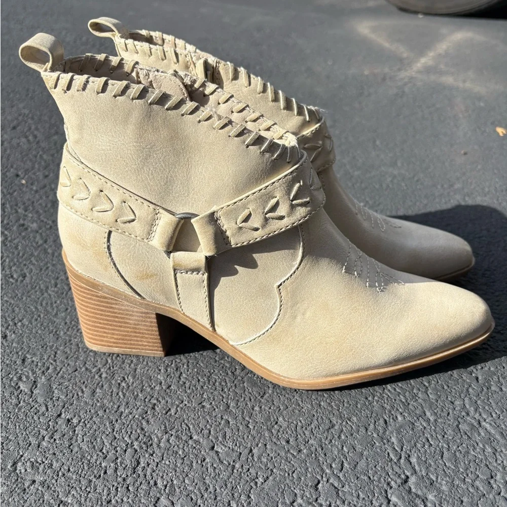 New with tags Frye Women's Cream Ankle Booties. Size 7.5 wide - Picture 1 of 8